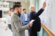 © Robert Kneschke - Business Mann am Whiteboard im Ideen Workshop