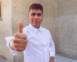 © Natalia - Hombre de negocios contento con aptitud positiva, empresario joven alegre señalando con el dedo hacia arriba, ejecutivo feliz haciendo señas de éxito