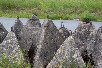 Reinforced concrete anti-tank barrier