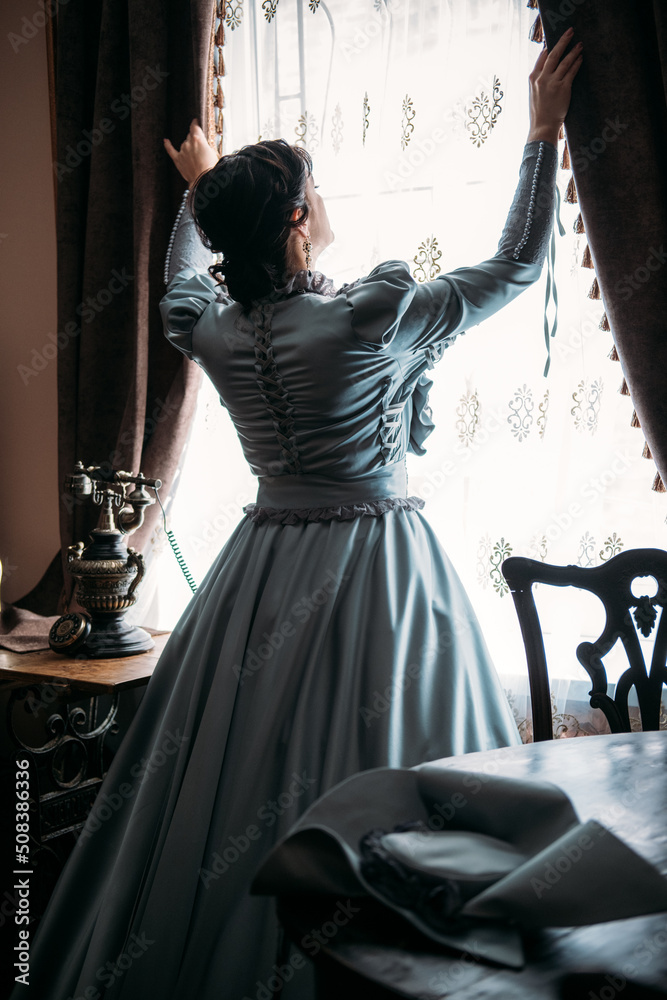 Beautiful woman in blue vintage 1800s early 1900s clothing Cottagecore  Edwardian Victorian Epoque dress in old interior. Historical dresses,  vintage outfits, beautiful retro dress reconstruction Stock-foto | Adobe  Stock