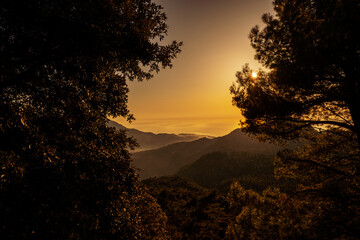 Fototapeta zachód słońca w górach, wyspa majorka, hiszpania.