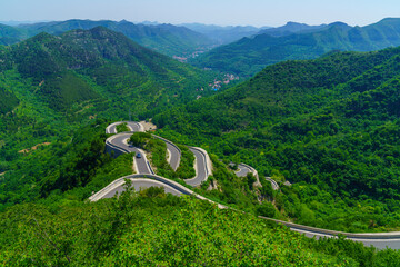 Poster - Qingzhou Yangtian Mountain Kowloon winding winding mountain road summer scenery