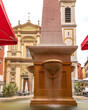 Pose longue devant la fontaine avec ses filets d'eau figés et la cathédrale Saint Réparate à Nice sur la Côte d'Azur