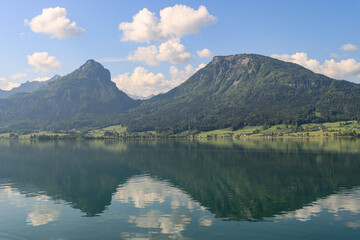 Wall Mural - Morgenstimmung am Wolfgangsee; Blick von St. Wolfgang auf Sparber und Bleckwand