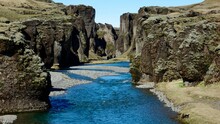Fluss Fließt Durch Schlucht. Bizarre Felsformationen In Canyon In Island.