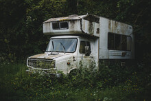 Vieux Camping-car Abandonné Dans La Nature
