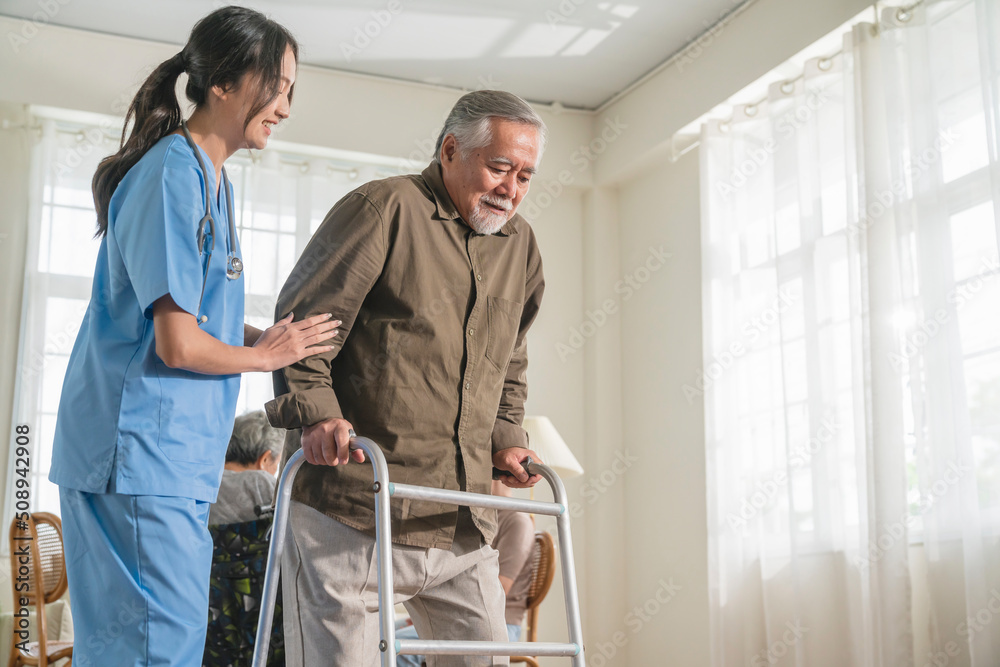 Foto Young Asian Female Nurse Care Giver Helping Asian Senior Old Man Foto Young Asian Female Nurse Care Giver Helping Asian Senior Old Man