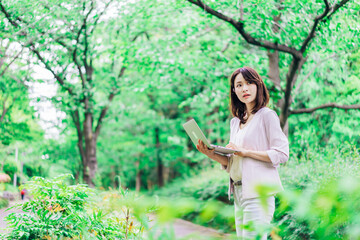 Poster - 外でパソコンを使う若いビジネスウーマン