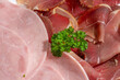 Schinkenplatte mit rohem und gekochtem Schweineschinken