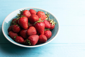 Wall Mural - bowl of strawberries