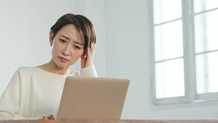 Aufkleber - ノートパソコンを見ながら悩む女性