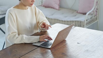 Poster - カジュアルな部屋でノートパソコンを使う女性