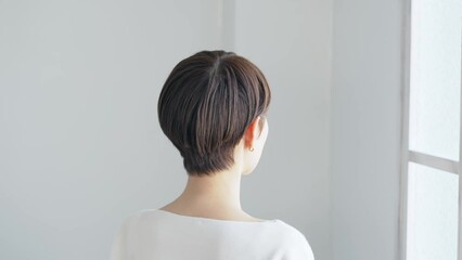 Poster - 振り返る女性　美容　スキンケア　コスメ
