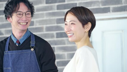Poster - 接客するエプロンをつけた男性