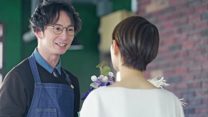 Poster - 接客するエプロンをつけた男性