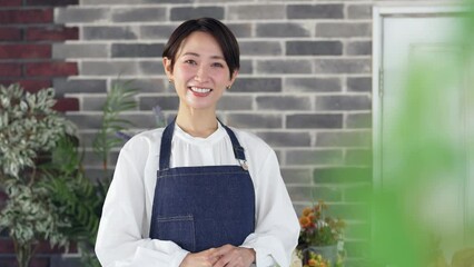 Aufkleber - 出迎えるエプロンをつけた女性　店員　接客