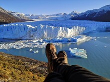 Pieds De Randonneur Devant Le Glacier Du Perito Moreno, El Calafate, Patagonie, Argentine