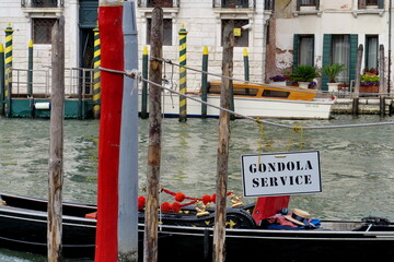 Wall Mural - Gondola Service. Panneau au bord du Grand Canal. Venise. Italie.