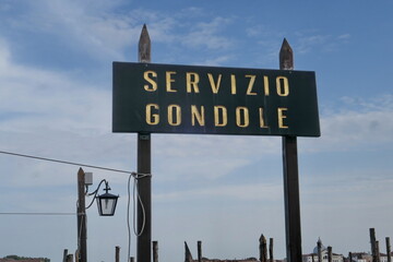 Wall Mural - Servizio Gondole. Service Gondole.  Panneau au Bord du canal. Venise. Italie.