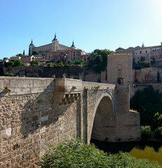 Wall Mural - The Alcantara bridge, with the Alcazar of Toledo in the background. Castilla La Mancha, Spain.