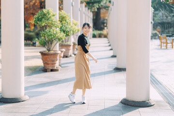 愛知県名古屋市にある庭園で散歩をする若い女性 Young woman taking a walk in a garden in Nagoya, Aichi, Japan. 