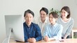 © ponta1414 - オフィスでパソコンを見ながら話す日本人4人