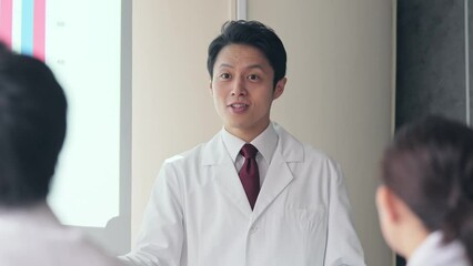 Poster - 講義する白衣の男性　学会　カンファレンス
