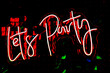 Kolorowe tło klubu nocnego z napisem lets party.