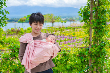 爽やかな緑と赤ちゃんと母親