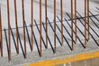 Stäbe aus Baustahl werfen Schatten auf eine Oberfläche aus Beton
