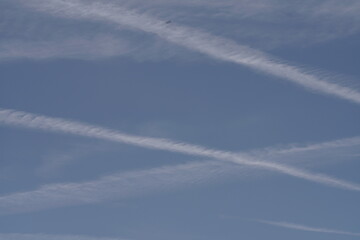 Wall Mural - Blauer freundlicher Himmel mit wenigen Wolken, Zieren und Kondensstreifen