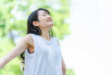 Poster - 緑の中で深呼吸する日本人女性
