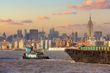 Fototapete - Cargo ship with Manhattan city skyline  of New York
