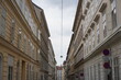 Straßenzug mit alten Häusern in Wien