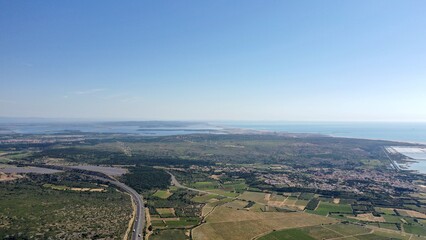 Poster - survol des corbières dans le sud de la France et vue sur la méditerranée