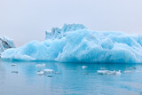 Fototapeta Morze - A blue iceberg in Iceland. A iceberg flowing into the Jokulsarlon lagoon, detached from the glacier's front.