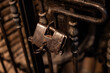 Antiguo candado de seguridad oxidado con llave