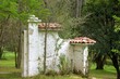 © Benjamin - Muro blanco en el jardin