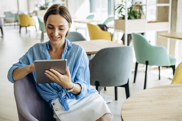 Young woman using tablet in a cafe