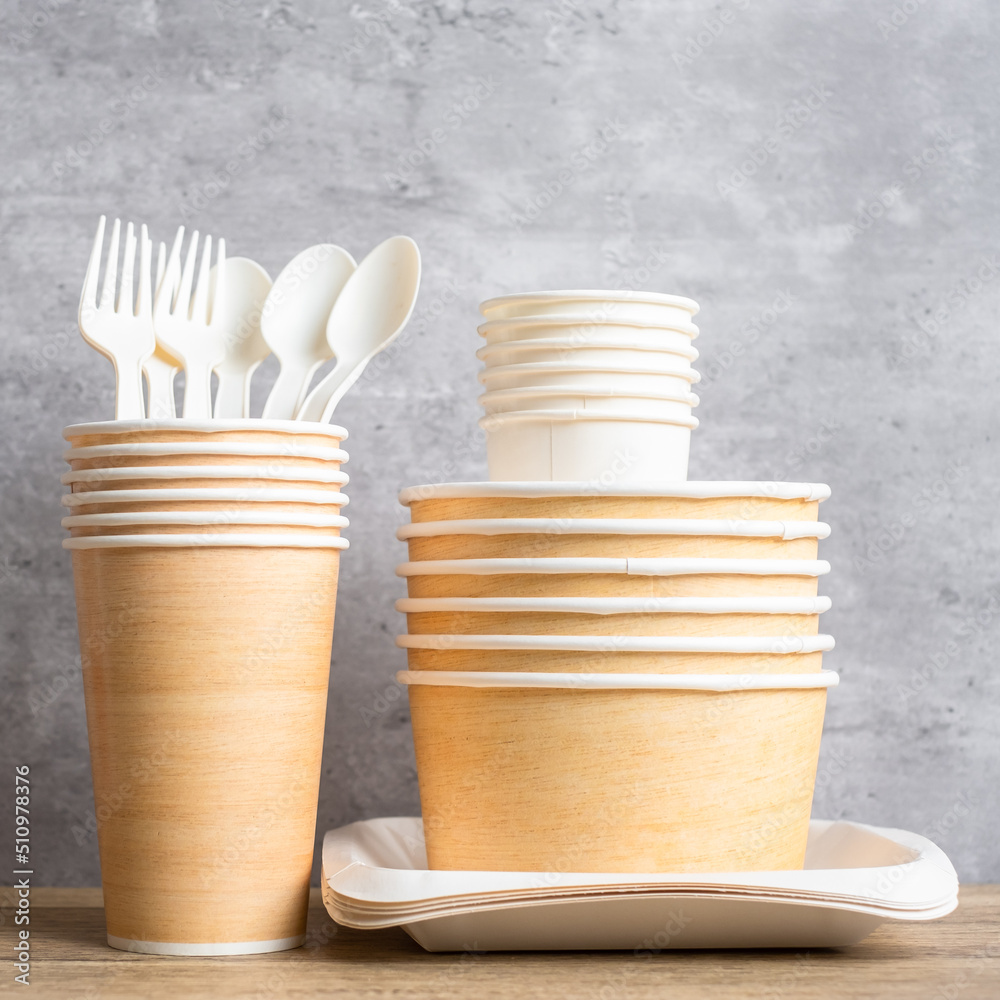 Eco friendly food packaging on table background. natural container: cup ...