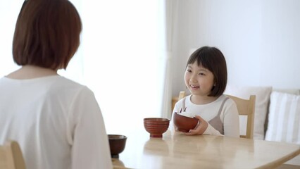 Sticker - お母さんと一緒にご飯を食べる女の子