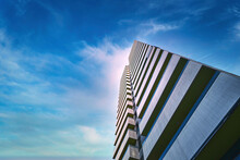Edificio Geométrico Visto Desde Abajo En Perspectiva Hacia El Cielo Azul Claro En Un Día Luminoso En La Ciudad