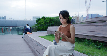 Canvas Print - Woman use smart phone in the city