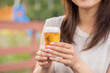 グラスビールを持つ女性　beer	