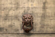 stara mosiężna kołatka w kształcie głowy lwa