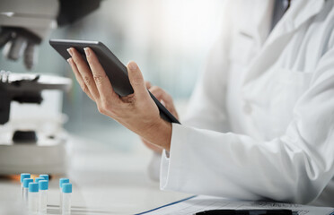 Aufkleber - Science advances technology, and technology advances science. Cropped shot of an unrecognizable mature female scientist using a tablet while doing research in her lab.