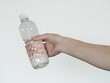 © sora - ペットボトルを持つ手