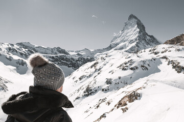 Leinwandbilder - back of woman watching to the majestic matterhorn mountain