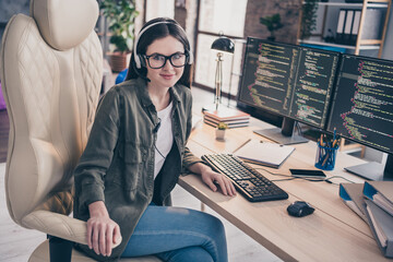 Poster - Portrait of attractive skilled cheery girl tech agent support answering incoming calls helpdesk at workplace workstation indoors