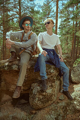 Canvas Print - backpackers resting on stone